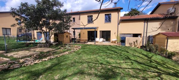 Maison au vert près de Lyon : jardin + gare TER à pied