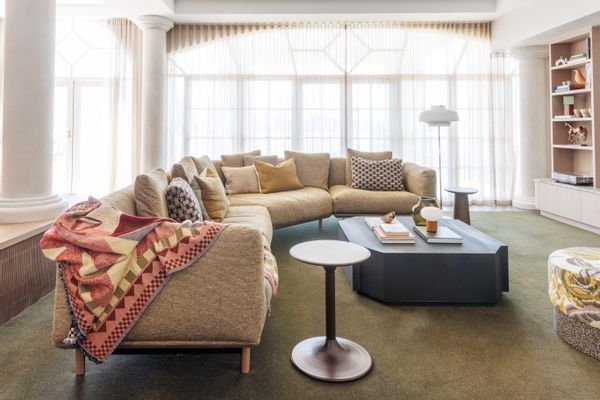 Prestige waterfront apartment in Perth with panoramic river and city views