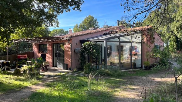 Notre maison est un havre de paix posé au sommet du plateau rocheux du village de Lacoste.