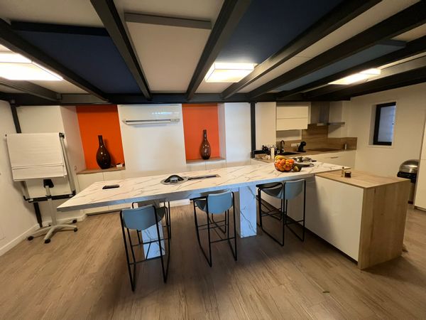 Loft à Cannes centre ville avec place de parking: atypique, grand, moderne et chaleureux.