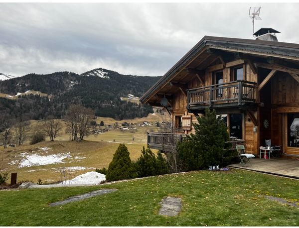 Chalet de charme a Rochebrune, Megeve. A quelques minutes des pistes et du centre de Megeve,ce chalet allie authenticité alpine et confort moderne.Son atmosphere chaleureuse et sa vue dégagée sur les montagne, il offre un cadre ideal pour des sejours en famille.