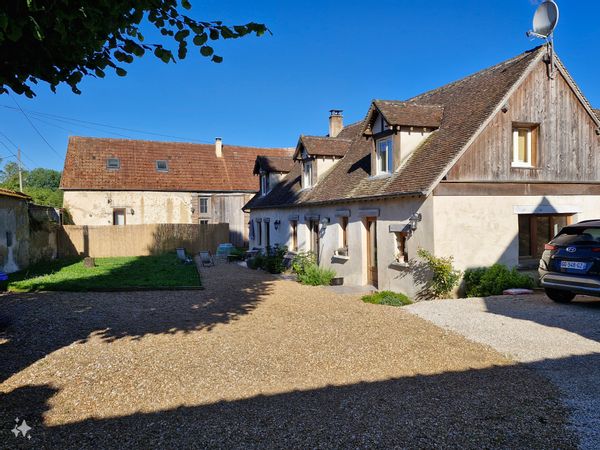 La maison de Thomas : Nichée sur un terrain intime de 300 m², sans aucun vis-à-vis, cette charmante longère séduit par son atmosphère unique, à la fois douce et bohème. L’intérieur s’articule autour de trois chambres confortables et de deux salles de bains élégamment agencées. La cuisine, véritable cœur de la maison, est spacieuse et lumineuse, parfaite pour partager des moments conviviaux. L’ambiance "hippie chic" y règne en maître : bois brut, touches d’osier, matières naturelles et couleurs pastels créent une harmonie chaleureuse et apaisante. Chaque détail a été pensé pour marier authenticité et esprit bohème, dans un cadre paisible où l’on se sent tout simplement bien. le cadre aux alentours est propice aux marches, kayak sur l'Eure et visite des monuments tels que la Cathédrale de Chartres, le château de Versailles, le château de la Loire et bien sur Paris à 1 heure.