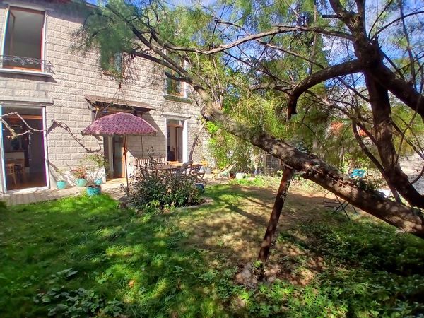 Maison cosy et jardin caché en pleine ville.