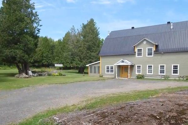 Ancienne grange complètement rénovée, de style campagnard et rustique pouvant accueillir 16 pers.