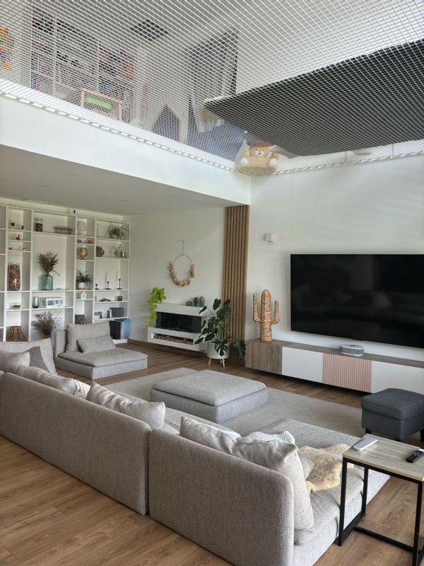 Grande maison familiale moderne avec filet mezzanine et piscine