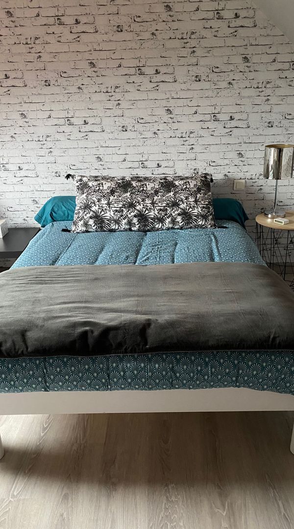 Chambre avec salle d’eau et toilettes privées chez Fabienne et André