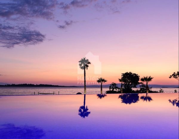 Waterfront Villa with 2 pools in paradise location AVAILABLE ONLY OCTOBER TO APRIL