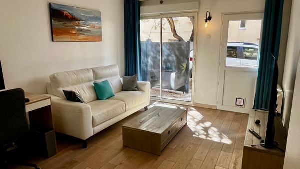 La maison de Cécile & François est calme et idéalement située à 500 m de la gare et du centre ville