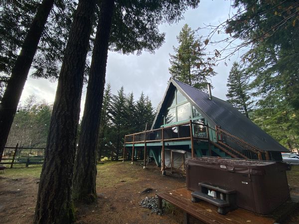 Beautiful Riverfront AFrame/Chalet Near Mount Rainier and White Pass Skiing