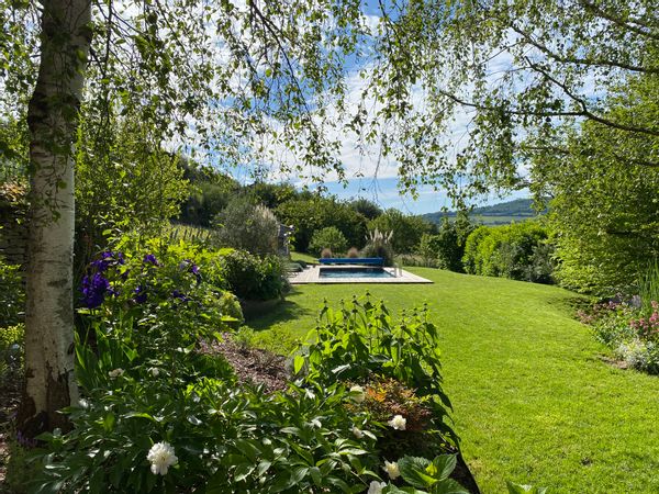 Maison en pierre avec piscine et vue sur les vignes en Bourgogne