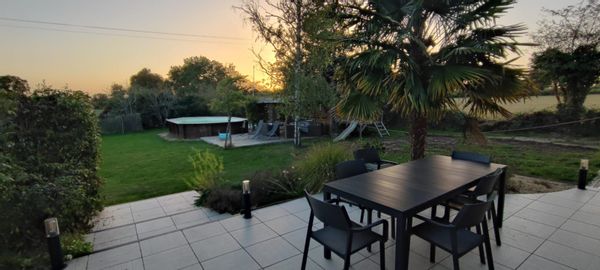 Havre de Paix avec Piscine au Cœur de la Campagne Angevine