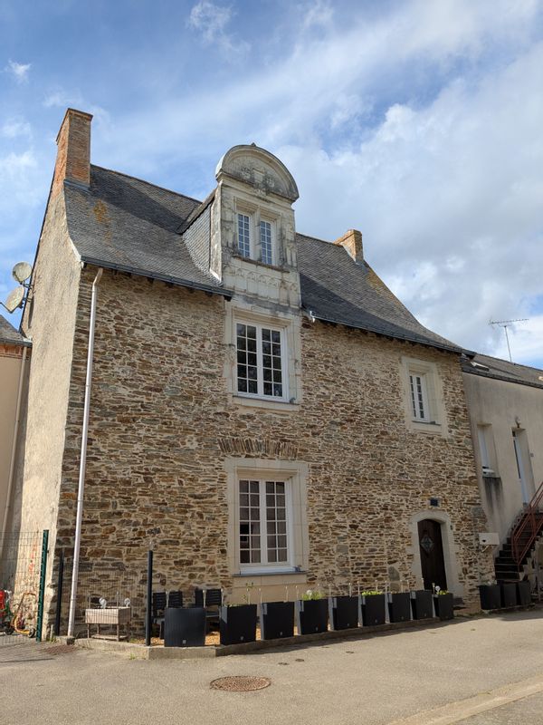 Grande maison de bourg de petit village avec jardin