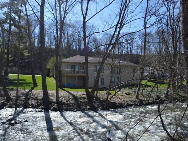 Creek Side Oasis in a Park Setting - Close to Everything but with the Quiet of Nature