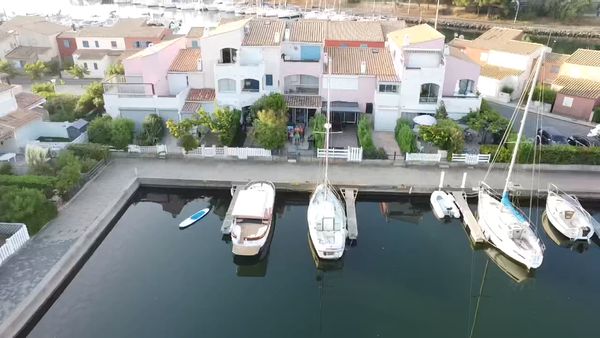 Marina en bord de mer sur île privée au Cap d'Agde — Vue sur l'eau, terrasse spacieuse et plage privée dans la résidence.