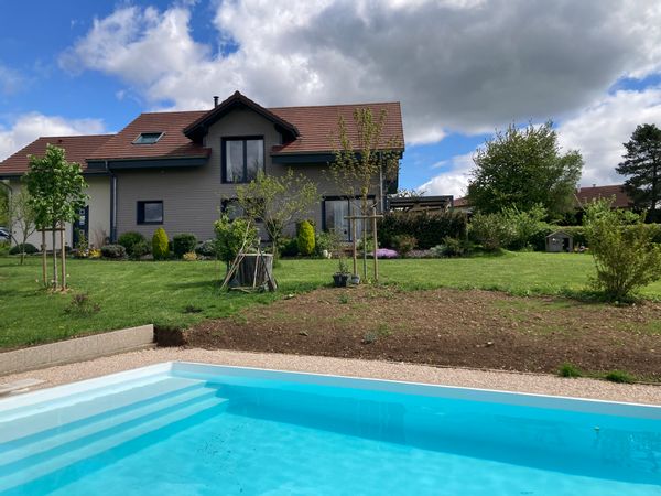 Maison récente en bois avec piscine - Jura