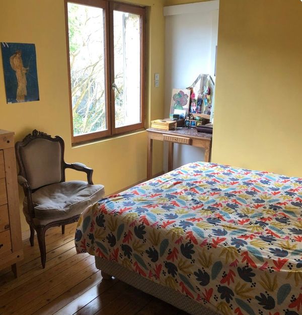 Une belle chambre à 5 minutes de la gare , vue sur jardin avec salle de bains attenante .