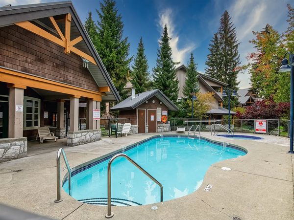 Whistler Mountain Family Retreat for 7⭑Private Hot Tub⭑Walk to Lifts