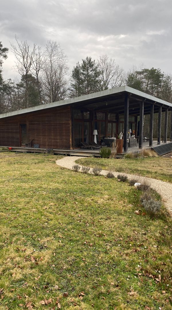 MAISON BOIS SUR PILOTIS AVEC ETANG ET FORET PRIVEE
