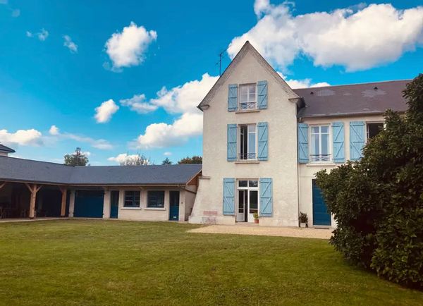 Vous recherchez une grande maison dans le calme de la campagne et la proximité d'une ville dynamique du Sud Ouest ? Venez vivre un séjour particulièrement agréable dans notre maison familiale pouvant accueillir jusqu'à 14 personnes, à 15 minutes à pied de l'hyper-centre de Pau, dans un écrin de verdure très reposant ! Vous apprécierez les avantages des grands espaces intérieurs, du grand jardin et de la terrasse couverte, pour passer des moments d'exception ! Ferme du début du XIXe siècle, rénovée récemment avec goût, avec vue sur une belle prairie de 2 hectares bordée d'une forêt et agrémentée de moutons... A proximité : le sanctuaire de Lourdes, les Chanoines de Lagrasse (à Pau), la côte basque avec Saint jean de Luz/ Biarritz / Bayonne , la frontière espagnol mais surtout les Pyrénées pour de belles randonnées ou des journées ski!