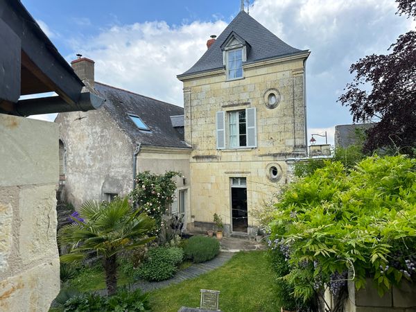 Maison en tuffeau typique des bords de Loire. Au calme. Lumineuse, avec petit jardin exotique