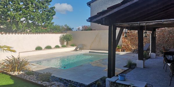 Maison typique en pierre dans un petit village de Bourgogne du sud