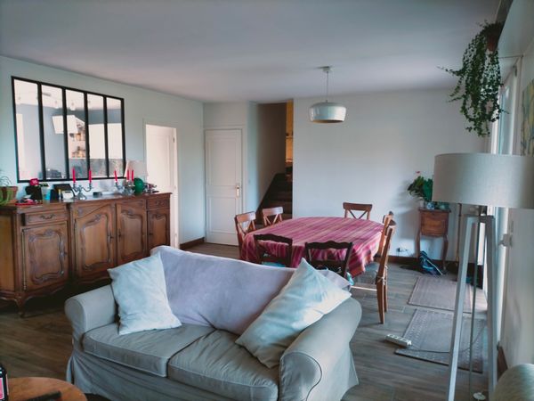 La maison de PHILIPPE et GENEVIEVE est une maison familiale avec jardin , piscine et vue dégagée.