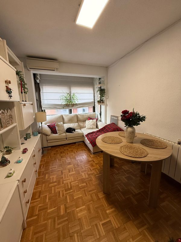 Appartement 2 chambres à Madrid, à 300m du métro Ciudad Lineal. Commerces et cafés à proximité.