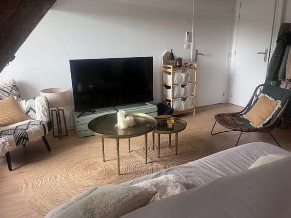 Appartement 2 chambres charmant. Poutres apparentes. Accès aux commerces à pieds.