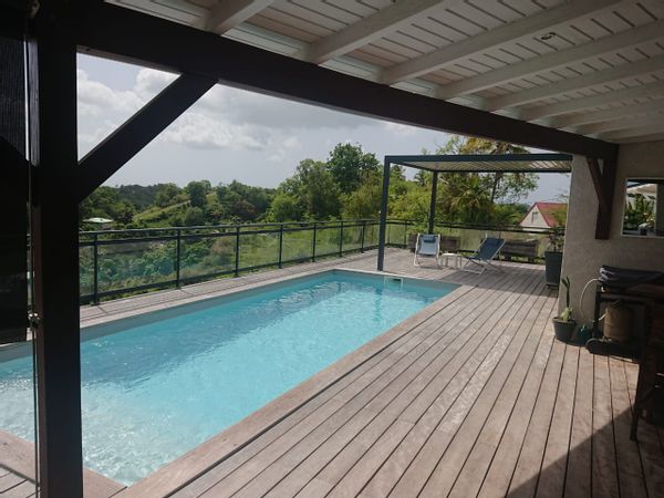Maison moderne avec piscine vue sur les montagnes