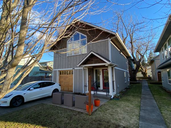Walkable neighborhood in gorgeous Hood River - August 11 - 23, 2025 only