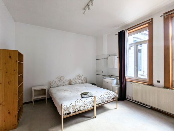 4 bedroom apartment on a quiet patio in Center Lille