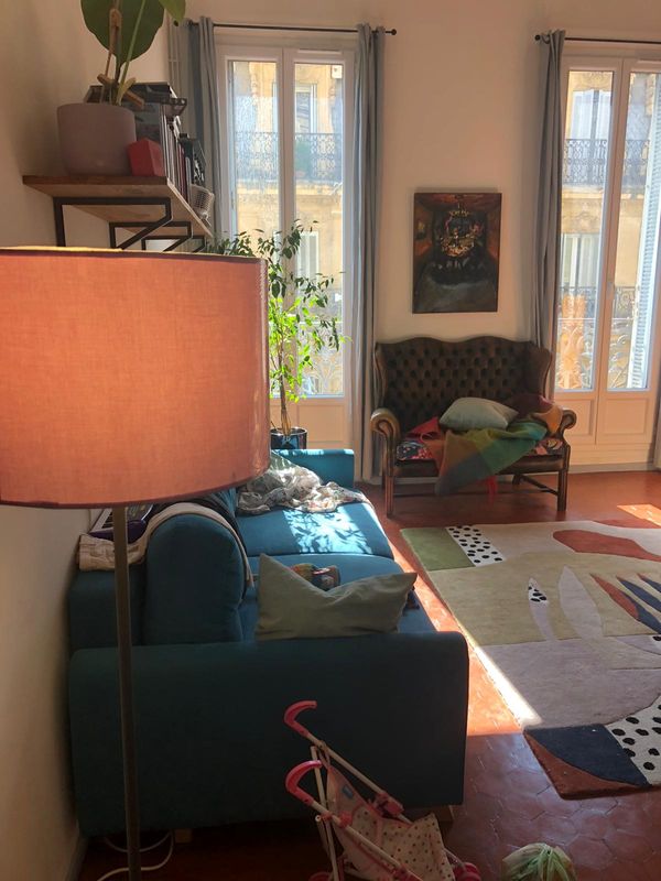 Appartamento tipico Marsigliese con un grande salotto e varie camere, in pieno centro.