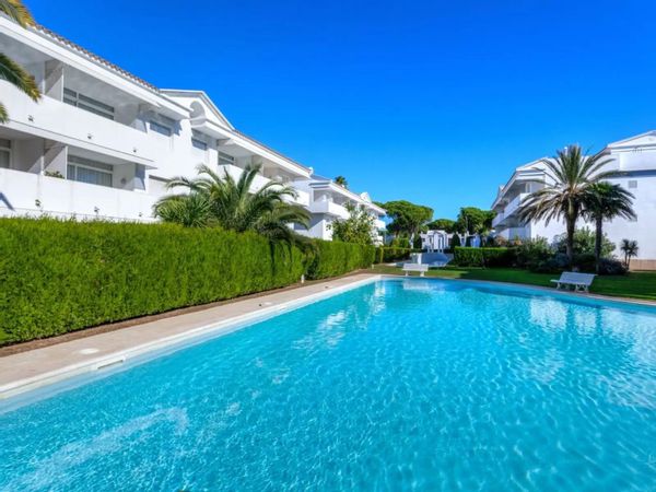 Acogedor apartamento de 2 habitaciones y dos baños. Jardin privado y salida a la piscina En la playa