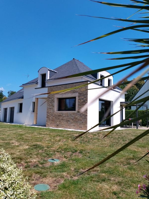 Maison moderne entre terre et mer