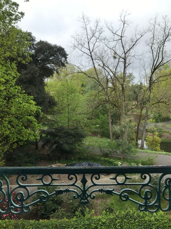 L'appartement est situé à deux pas de la gare, face au jardin des plantes. Il comporte deux chambres avec lits doubles.