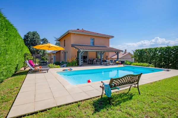 La maison de vacances idéale à 15 minutes seulement de Lyon ! Piscine, terrain, terrasse, bbq, trampoline...