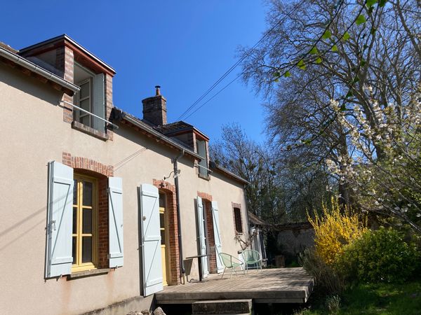 Chambre avec salle de bain dans une maison en lisière forét
