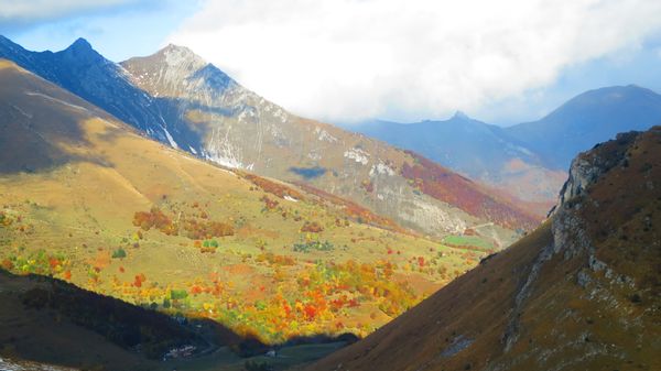 L'appartement se situe au coeur d'un très joli village, très authentique à flan de montagne.