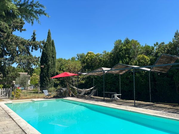 Un studio, une piscine au pied du Luberon