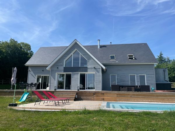 Maison moderne en bois avec piscine chauffée à 10 min de la mer et 2 min de Pont L’Eveque