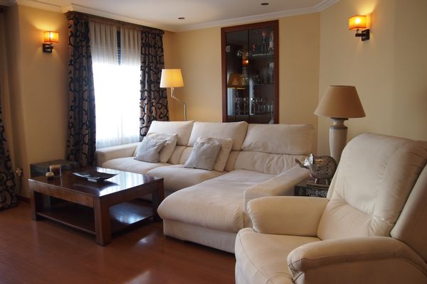 Atico de dos plantas con terraza y piscina privada.