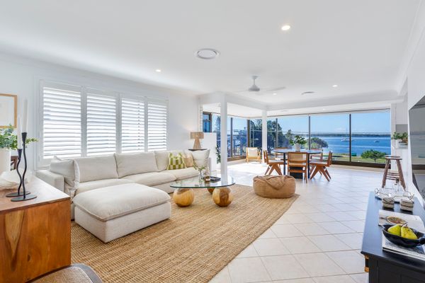 Modern Penthouse Apartment with 180 Degree Broadwater Views