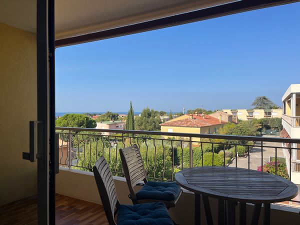 Bel appartement 4 couchages, entièrement équipé, vue mer au calme, stationnement privatif facile.