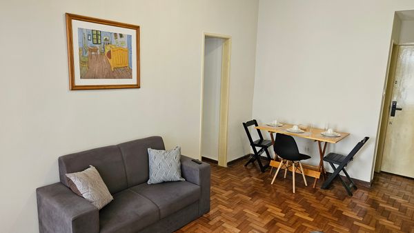 Apartamento aconchegante de 2 quartos a poucos passos da praia mais famosa do Brasil.