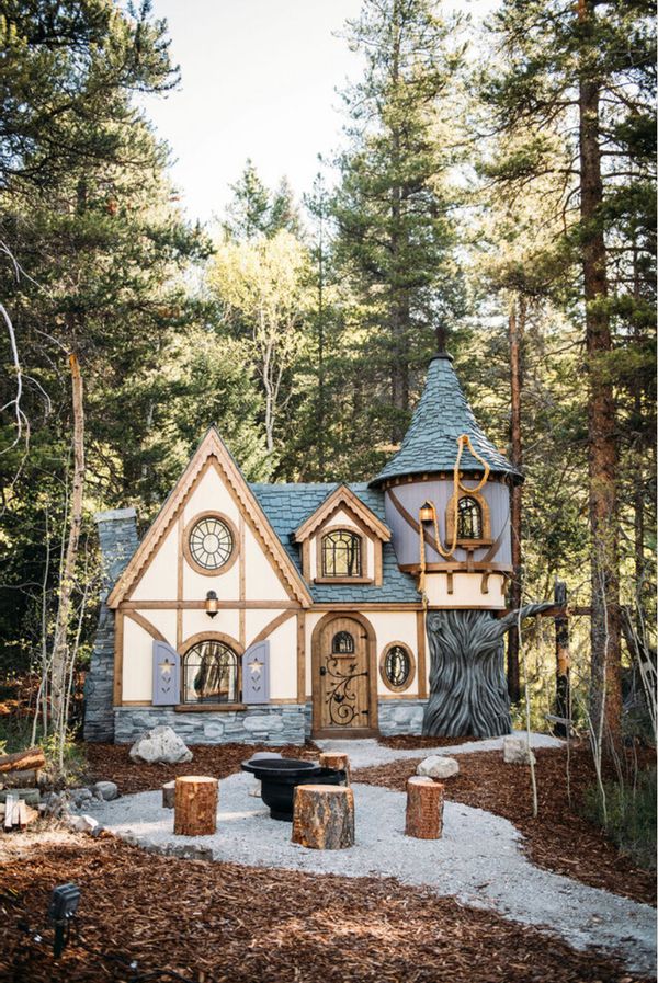 Fairy Tale Cottage in Crowsnest Pass