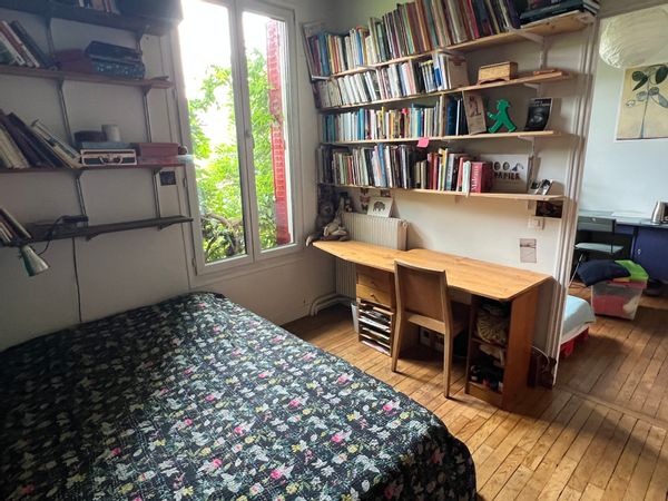 Une double chambre privée dans notre maison calme à la porte de Paris. Pour 3 ou 4 personnes.