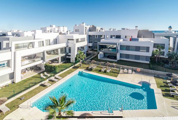 Modern apartment in luxury complex close to beach just outside Marbella / Estepona