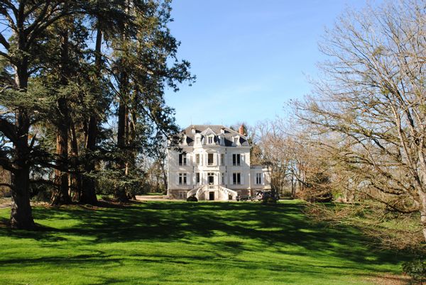 Room in 1700s Château in Central France, gorgeous gardens - idyllic artist, family, writers retreat
