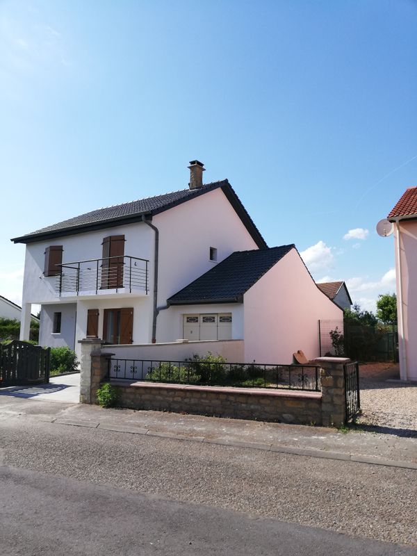 La maison de Corinne et Patrice située dans un cadre de verdure