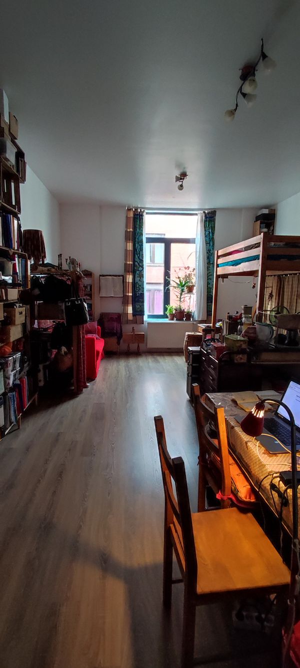Studio lumineux dans un quartier populaire et central de Bruxelles, proche des transports en commun